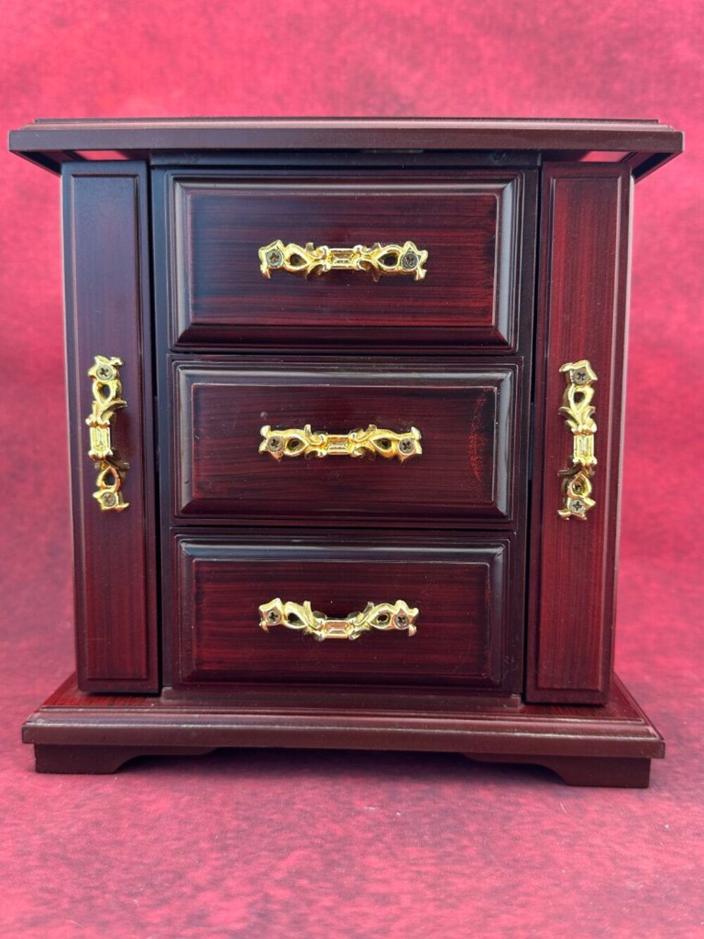 VINTAGE-STYLE WOODEN JEWELRY MINIATURE CHEST BOX, PLAY "LOVE ME TENDER" MUSIC